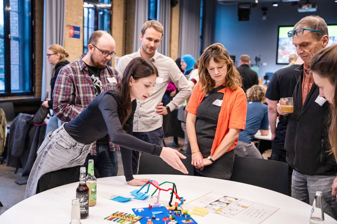 Erwachsene arbeiten gemeinsam an einem Prototyp