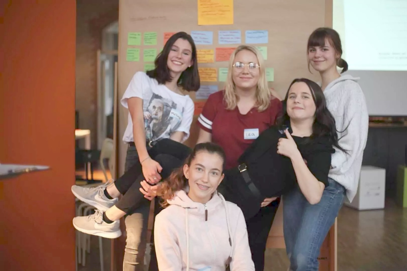 Schülerinnen und Lehrerin einer Leuchtturmschule