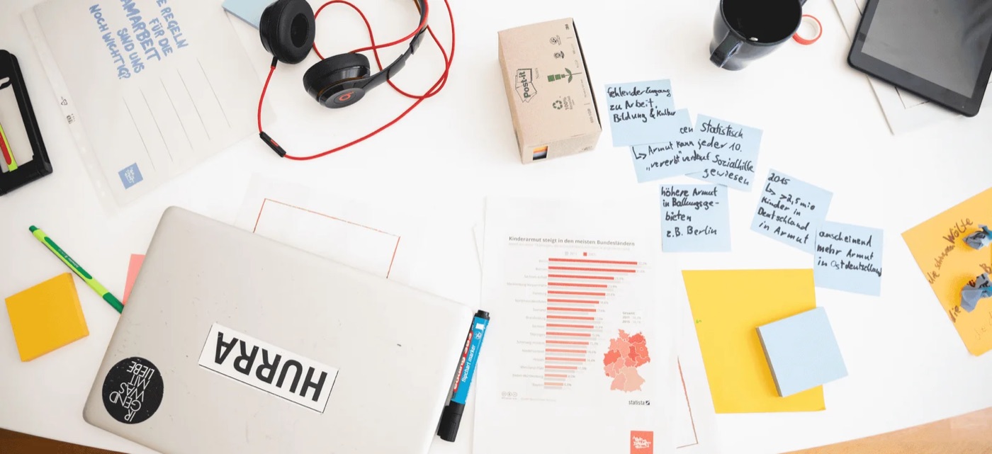 Arbeitstisch mit Materialien aus der Toolbox