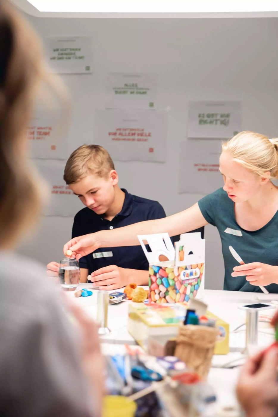 Kinder bauen im Workshop einen Prototyp