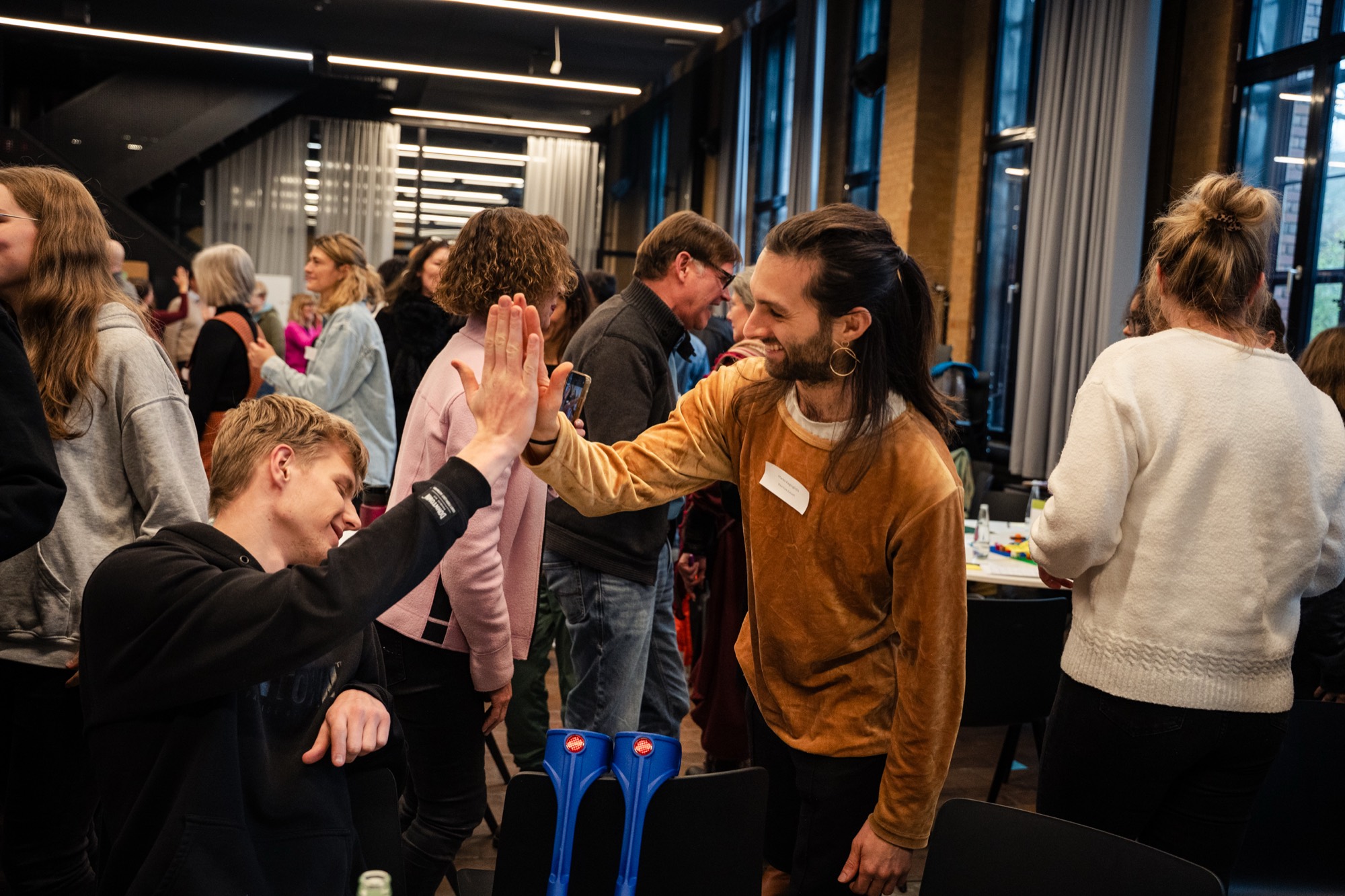 High five zwischen zwei Teilnehmenden, Bildungswerkstatt 2025